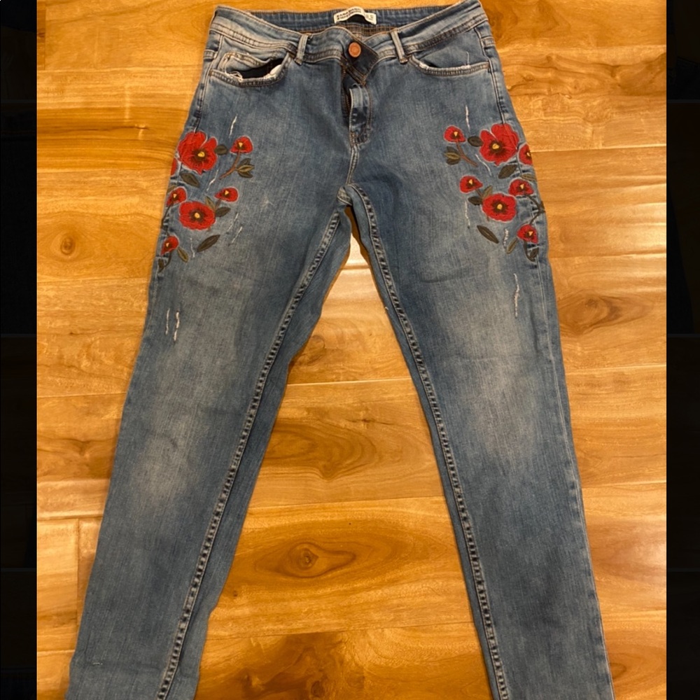 NWOT Zara Embroidered Jean Size 8